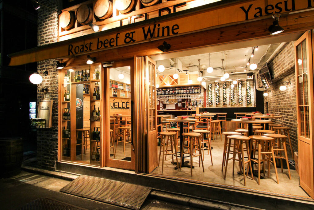居酒屋とは違う!バル内装の重要ポイントと予算削減テクニック | Vakel by LARGO | 店舗設計・空間デザイン・内装施工 | 美容室 ...