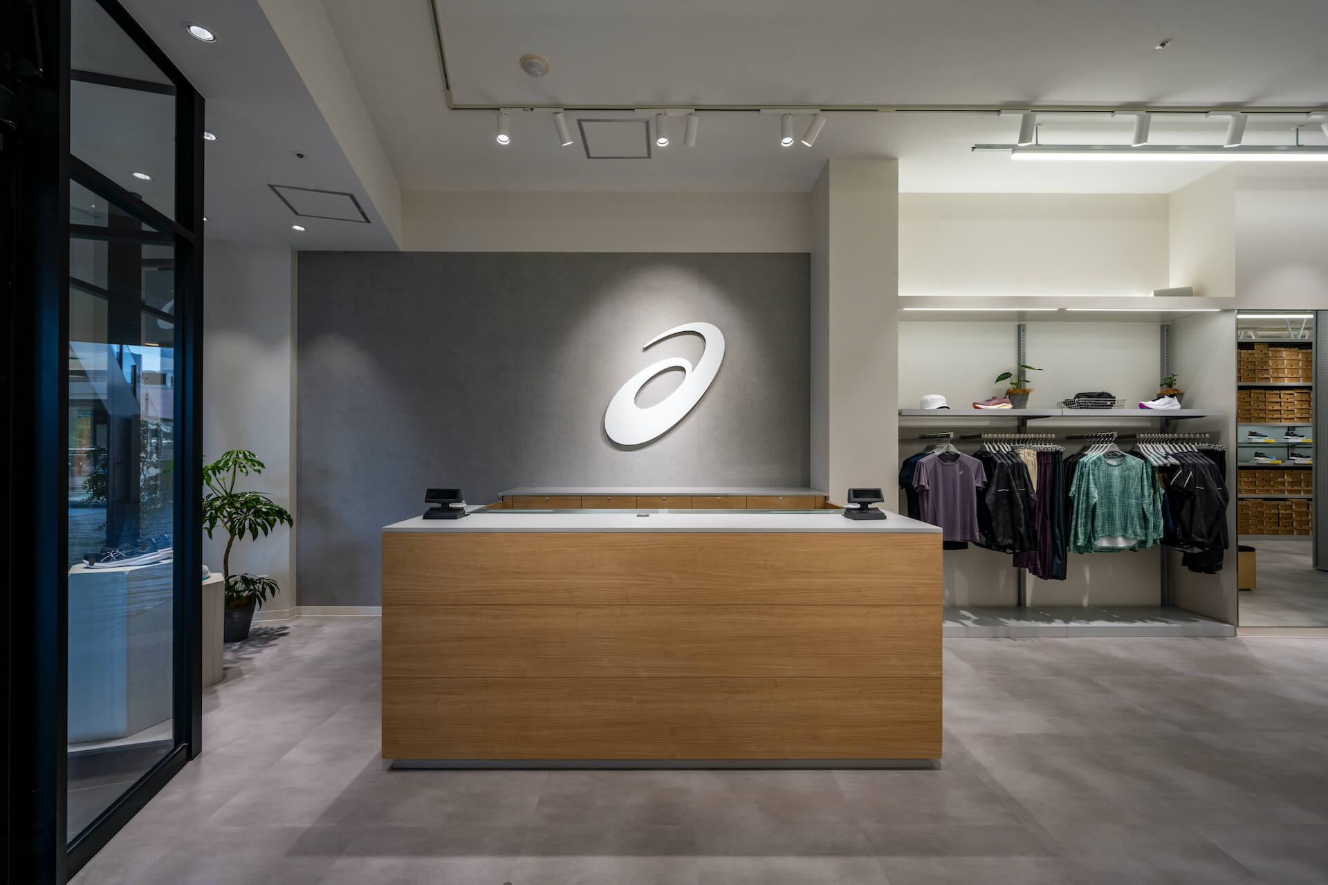 千葉県・asics FACTORY OUTLET Makuhari