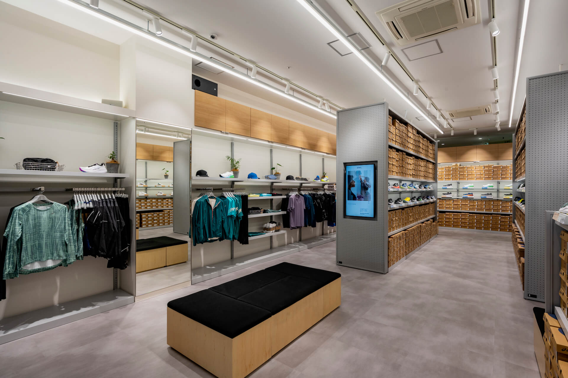 千葉県・asics FACTORY OUTLET Makuhari