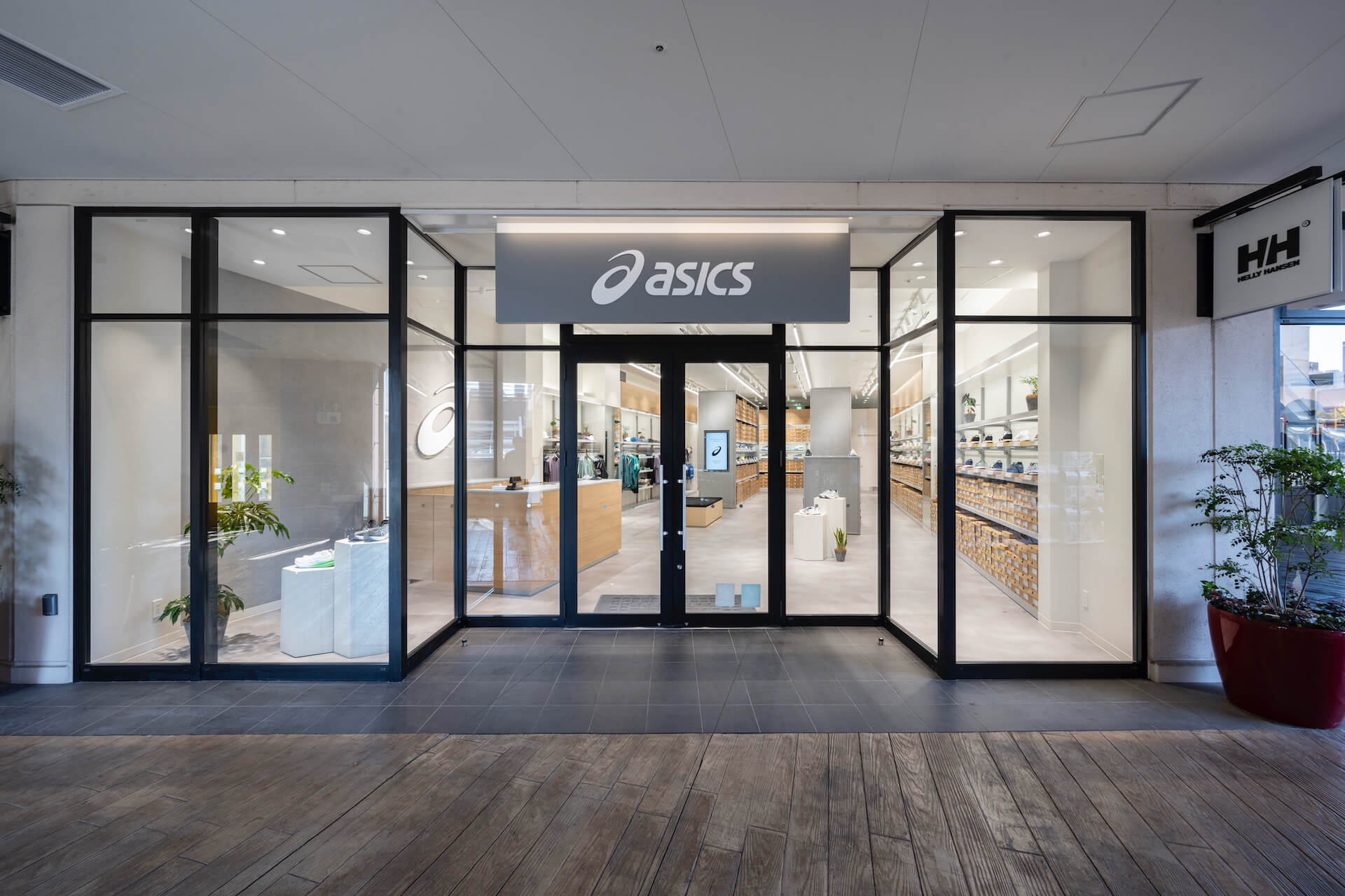 千葉県・asics FACTORY OUTLET Makuhari